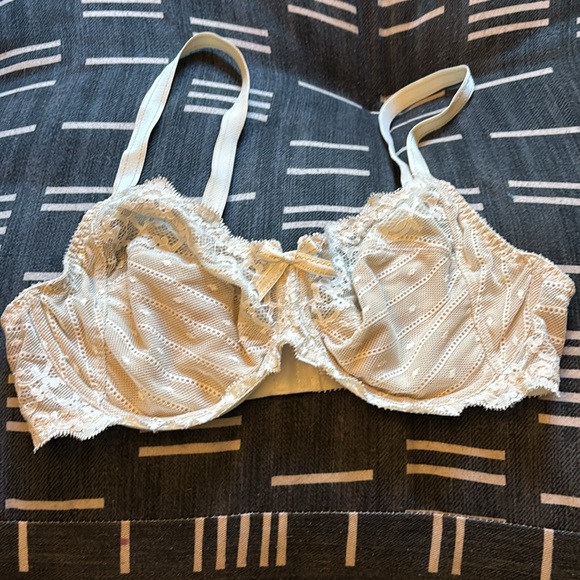 Chantelle Lace Underwire Bra In Cream